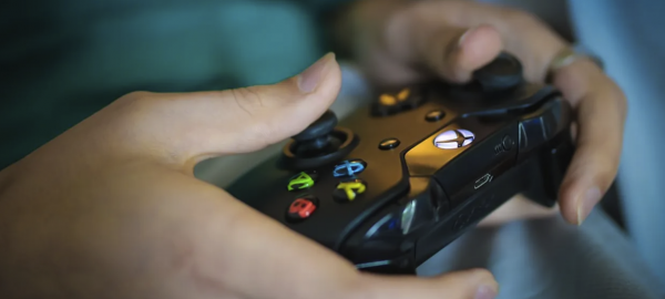 A hand holding a remote control

Description automatically generated