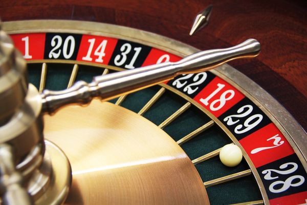 Why Live Dealer Multiplayer Games Have Become So Popular