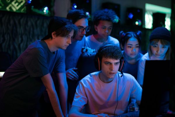 https://www.pexels.com/photo/group-of-teenagers-watching-a-man-play-game-on-computer-7849517/ 