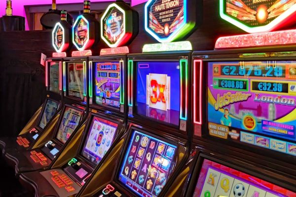 https://pixabay.com/photos/casino-game-of-chance-slot-machines-3260372/